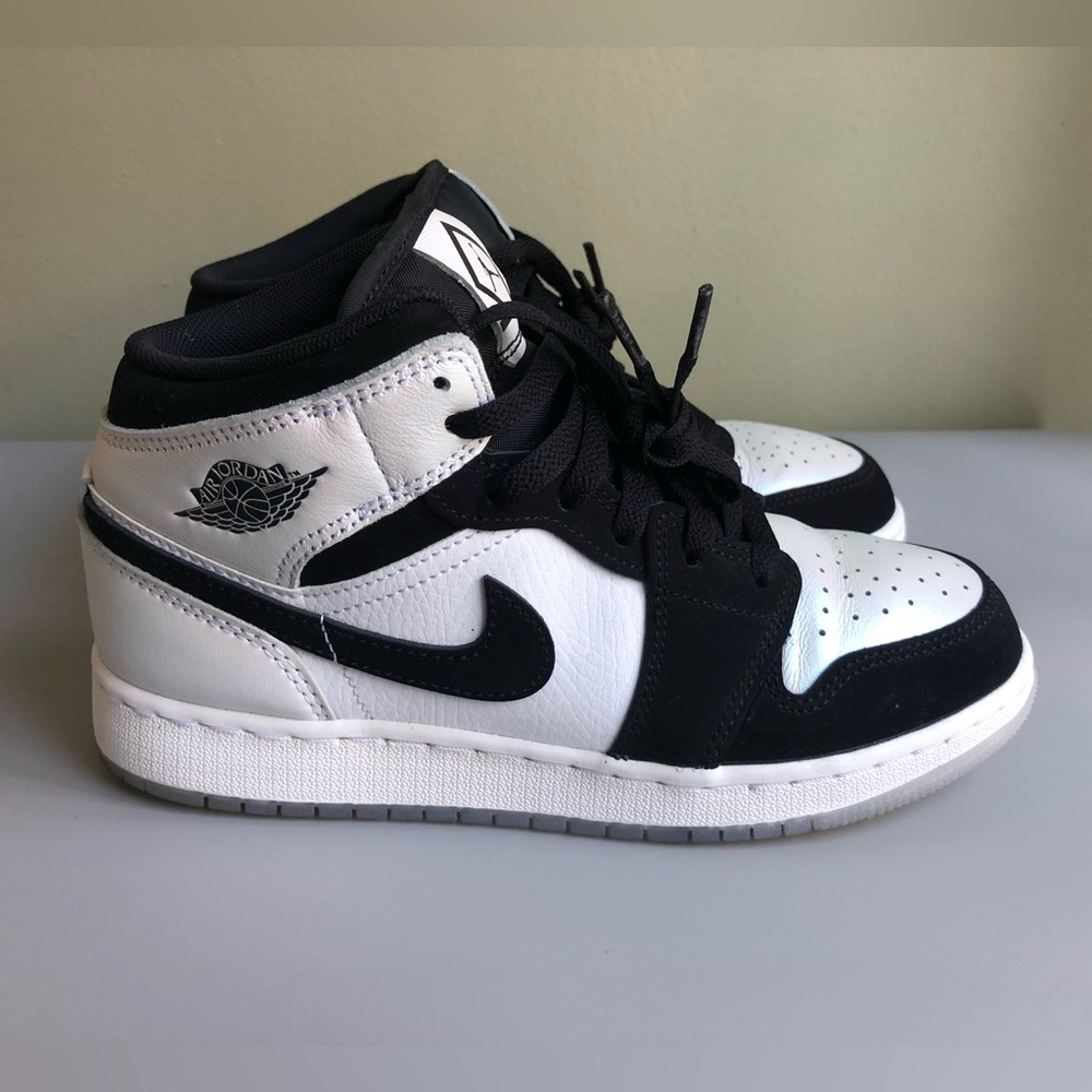 Air Jordan ( GS) 1 Mid SE “Diamond” Sneaker Size: US 4.5Y EUR 36.5